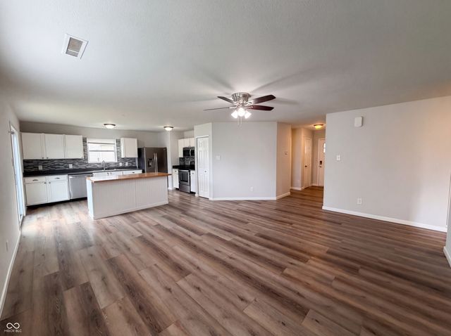 526 Bourneside Drive, Greenfield, IN 46140