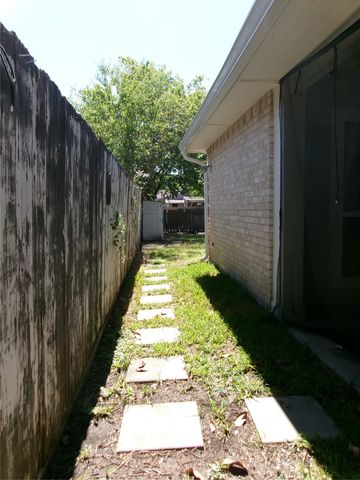 665 Stonewall Drive, Grand Prairie, TX 75052