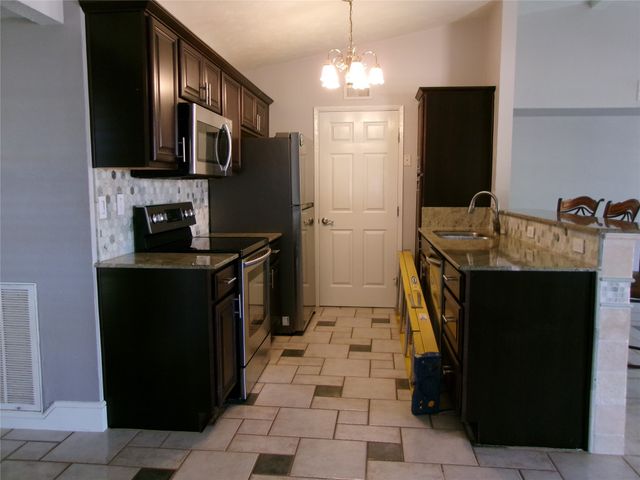 665 Stonewall Drive, Grand Prairie, TX 75052