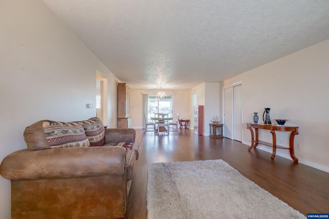 474 E Clackamas Cir, Woodburn, OR 97071