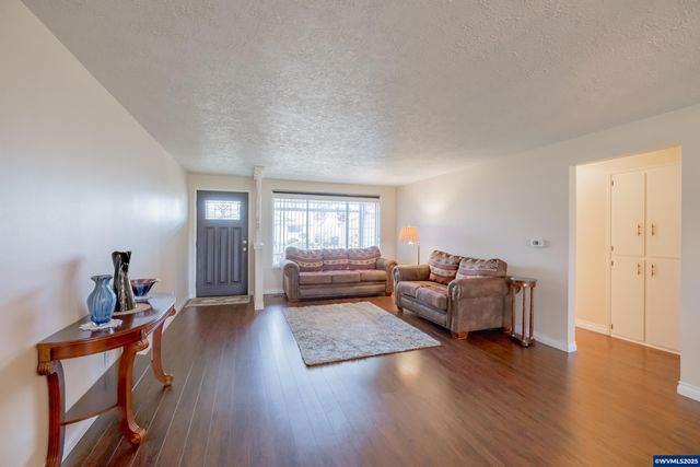 474 E Clackamas Cir, Woodburn, OR 97071