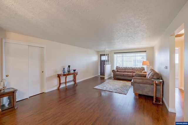 474 E Clackamas Cir, Woodburn, OR 97071