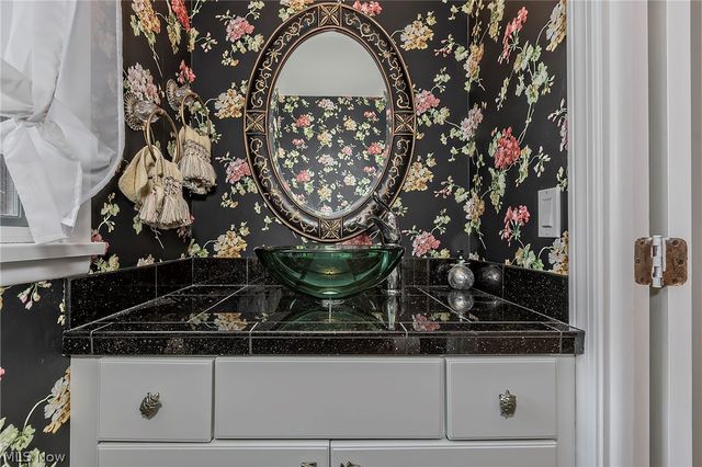 5512 Lansbury Lane, Lyndhurst, OH 44124