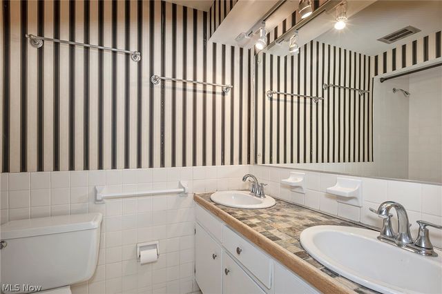 5512 Lansbury Lane, Lyndhurst, OH 44124