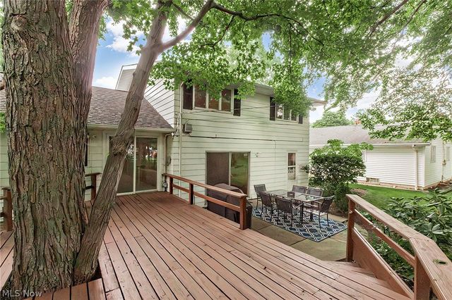 5512 Lansbury Lane, Lyndhurst, OH 44124