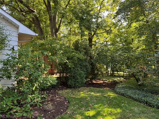 5512 Lansbury Lane, Lyndhurst, OH 44124
