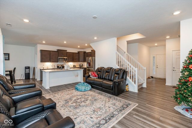 2318 Riviera Place, Greenwood, IN 46143