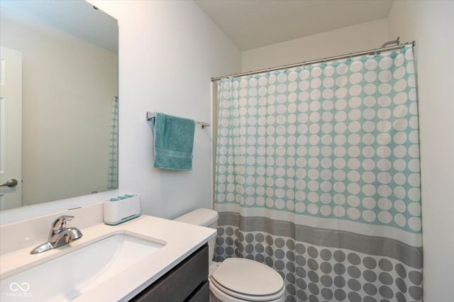 2318 Riviera Place, Greenwood, IN 46143