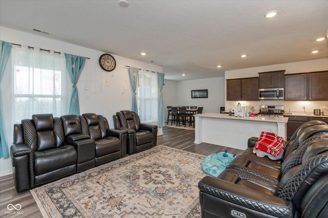 2318 Riviera Place, Greenwood, IN 46143