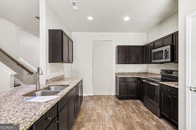 29 Hill Top Circle, Grantville, GA 30220