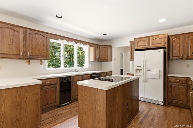 16 Old Field Lane, Mount Sinai, NY 11766