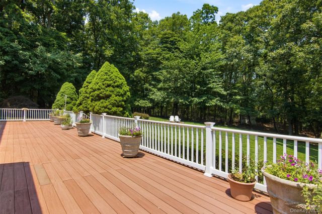 16 Old Field Lane, Mount Sinai, NY 11766