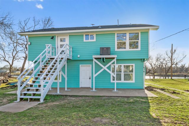 414 County Road 243, Bay City, TX 77414