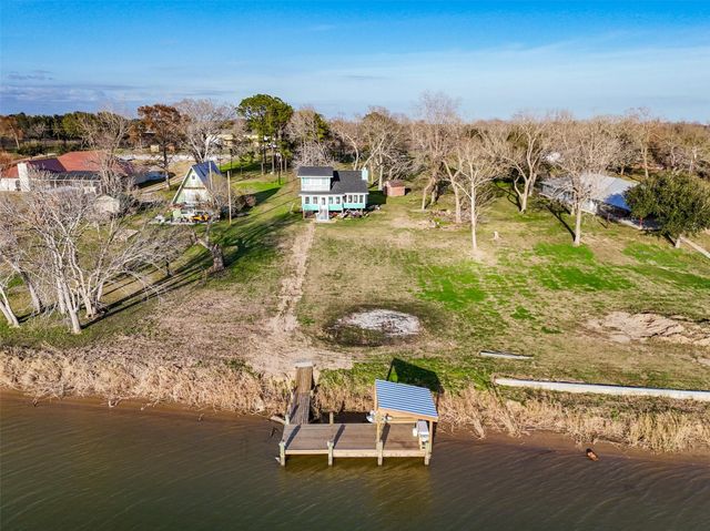 414 County Road 243, Bay City, TX 77414
