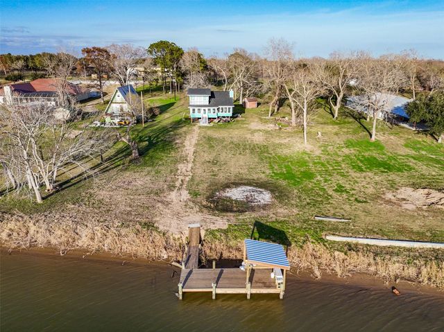 414 County Road 243, Bay City, TX 77414