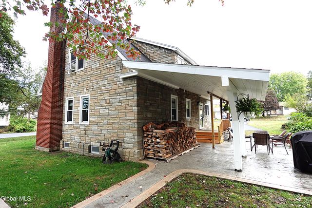 75 N Crystal Street, Schaghticoke, NY 12118