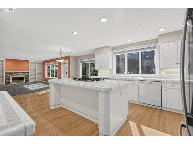 17317 BROOKHURST Dr, Lake Oswego, OR 97034