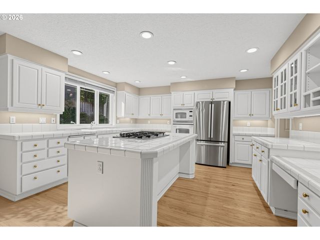 17317 BROOKHURST Dr, Lake Oswego, OR 97034