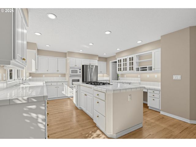 17317 BROOKHURST Dr, Lake Oswego, OR 97034
