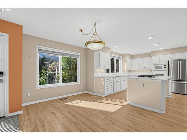 17317 BROOKHURST Dr, Lake Oswego, OR 97034
