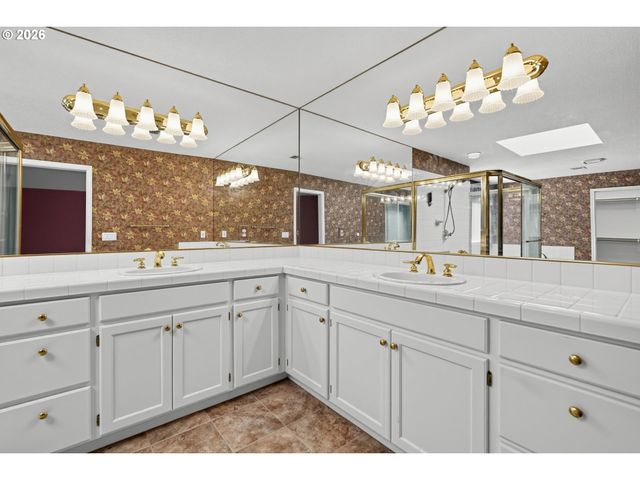 17317 BROOKHURST Dr, Lake Oswego, OR 97034