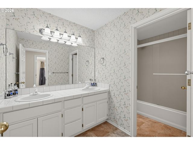 17317 BROOKHURST Dr, Lake Oswego, OR 97034