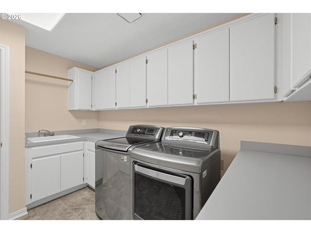 17317 BROOKHURST Dr, Lake Oswego, OR 97034