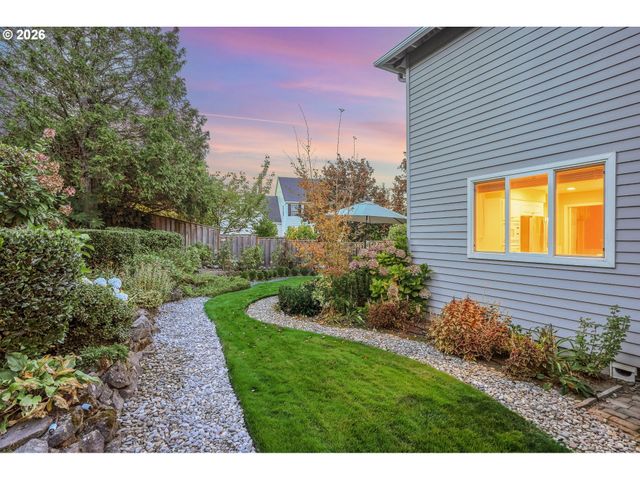 17317 BROOKHURST Dr, Lake Oswego, OR 97034