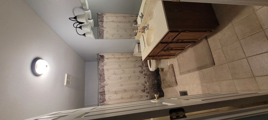 Image 11 of property listing at 1314 Wilshire Drive, Mt Vernon, IL 62864
