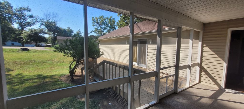 Image 12 of property listing at 1314 Wilshire Drive, Mt Vernon, IL 62864