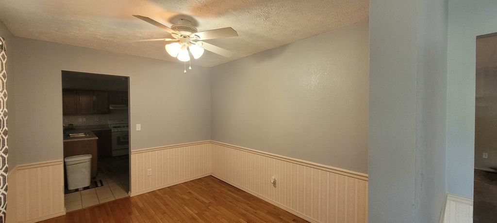 Image 4 of property listing at 1314 Wilshire Drive, Mt Vernon, IL 62864