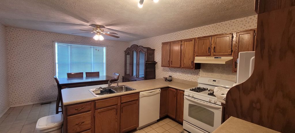 Image 5 of property listing at 1314 Wilshire Drive, Mt Vernon, IL 62864