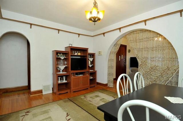 6414 West Court, St Louis, MO 63116