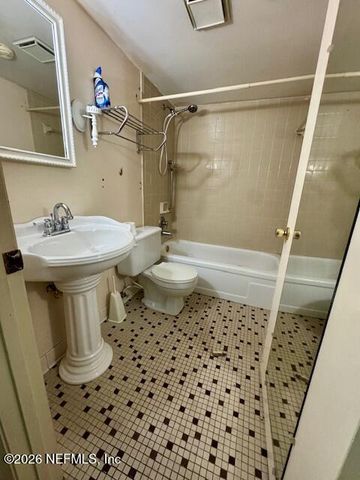 8261 BRACKRIDGE Boulevard, Jacksonville, FL 32216