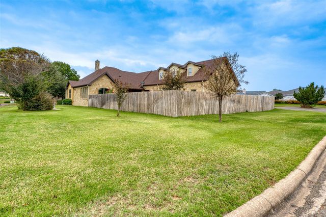 114 Preston TRL, Meadowlakes, TX 78654