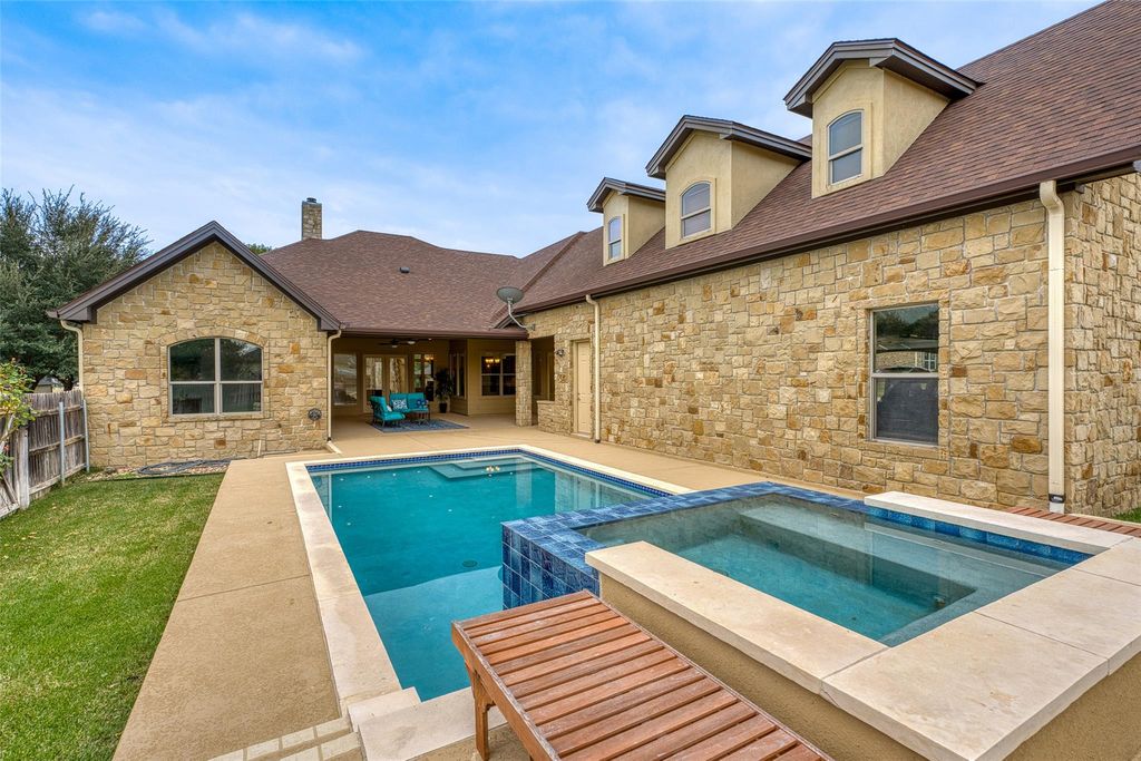 114 Preston TRL, Meadowlakes, TX 78654