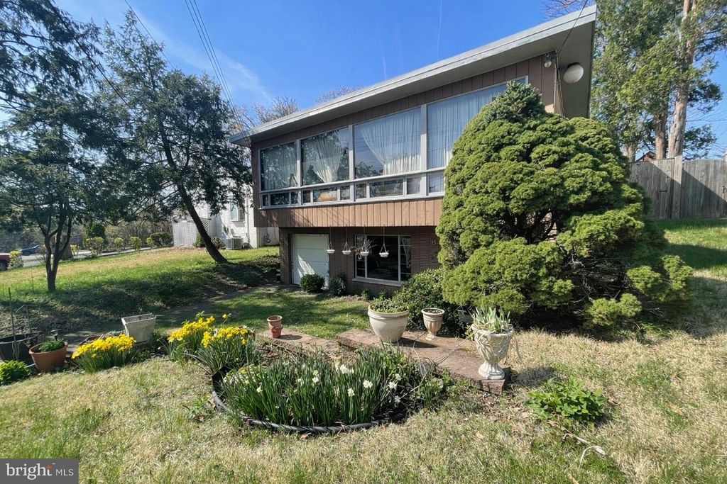 8 N GARFIELD ST, Arlington, VA 22201