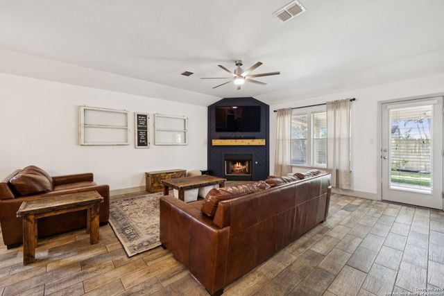 8819 Gustine, Helotes, TX 78023