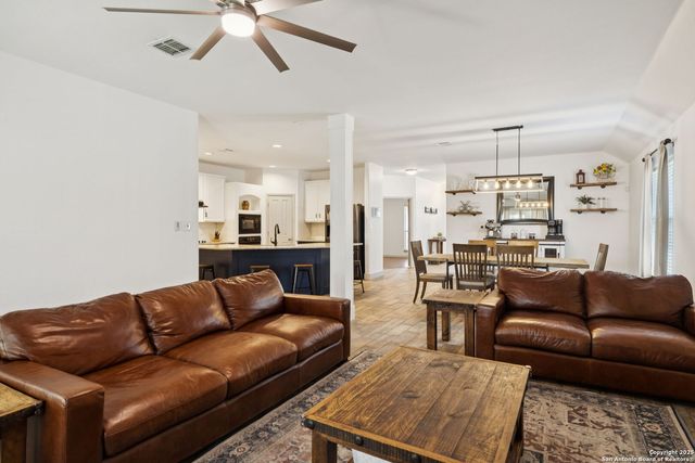 8819 Gustine, Helotes, TX 78023