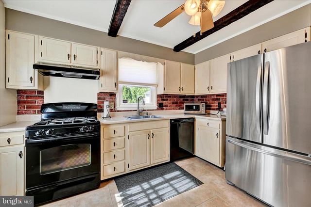 3 EYRE CT, Nottingham, MD 21236