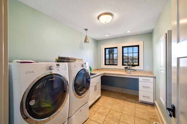 730 Country Side Lane, Pella, IA 50219