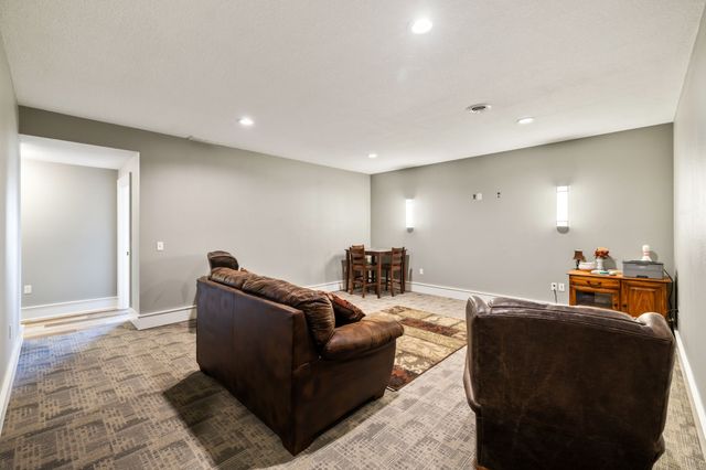 730 Country Side Lane, Pella, IA 50219