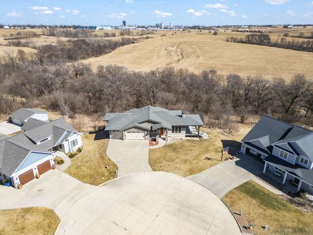 730 Country Side Lane, Pella, IA 50219