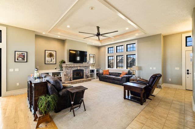 730 Country Side Lane, Pella, IA 50219