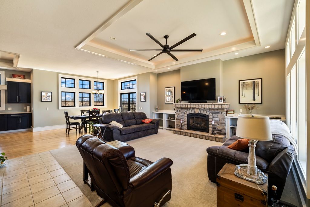 730 Country Side Lane, Pella, IA 50219