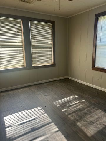 212 St Louis St, Raceland, LA 70394