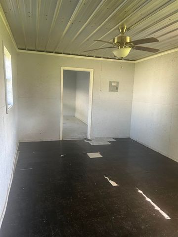 212 St Louis St, Raceland, LA 70394