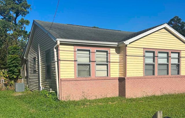 212 St Louis St, Raceland, LA 70394