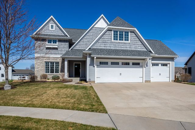 4728 Red Oak Court, Bettendorf, IA 52722
