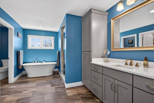 4728 Red Oak Court, Bettendorf, IA 52722